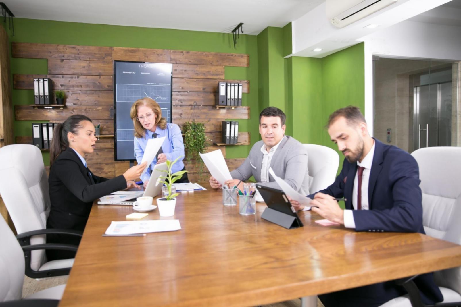 Session de formation interactive montrant des participants travaillant sur des modèles financiers