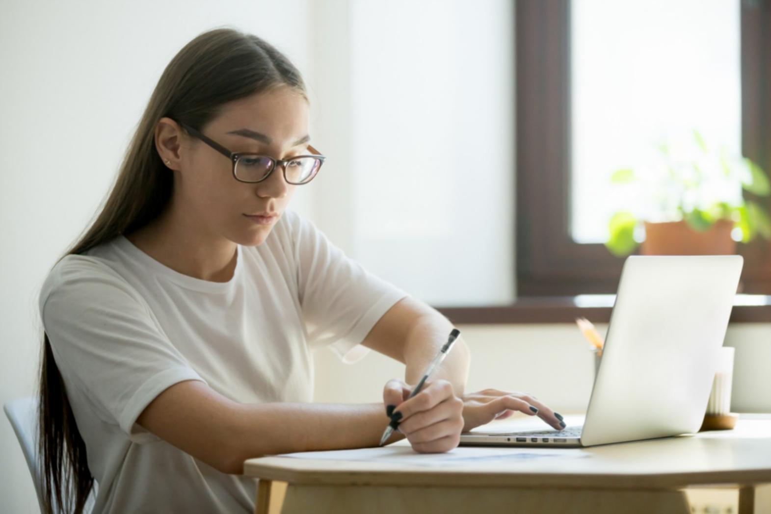 Équipe vorenara travaillant sur des prévisions budgétaires